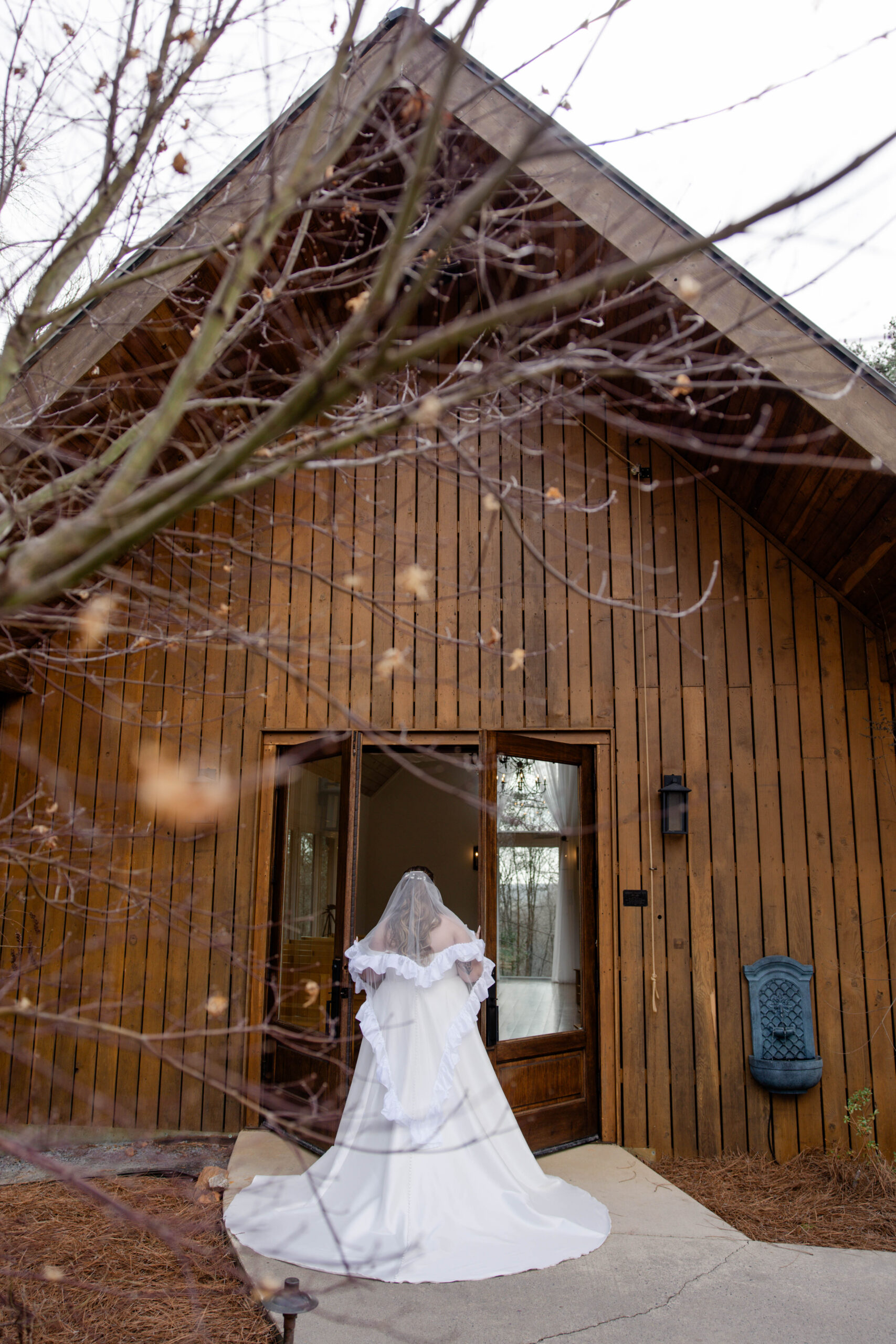 beautiful photos of the bride on her stunning wedding day at the juliette chapel in Georgia
